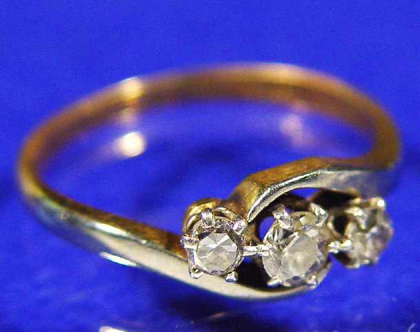 Appraisal: ct gold three stone diamond ring