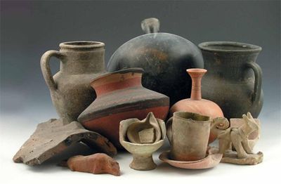 Appraisal: A small collection of pottery vessels including an amphora shaped