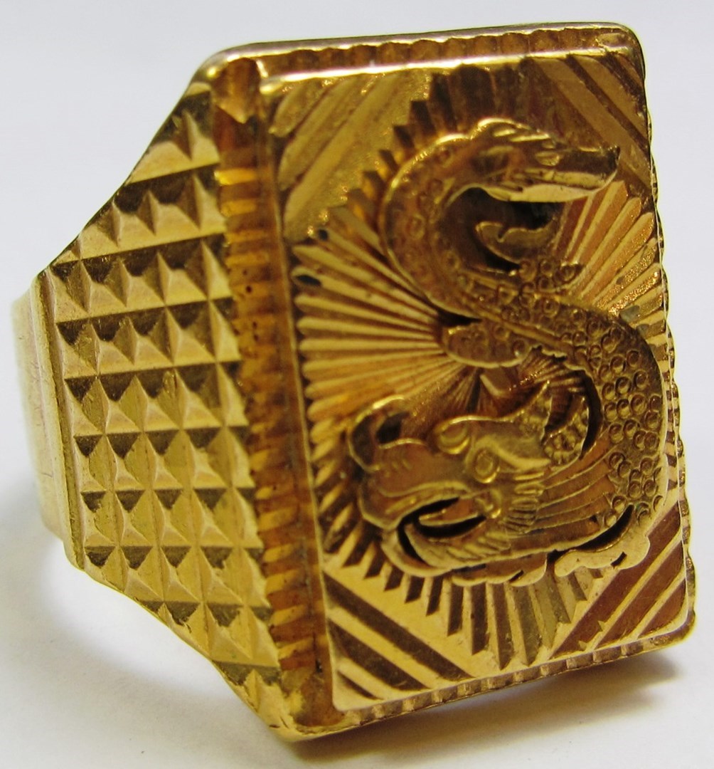 Appraisal: An Oriental ct gold signet style ring with a dragon