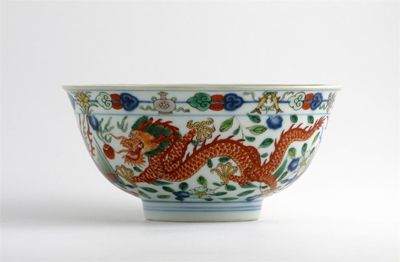 Appraisal: A good Chinese wucai dragon and phoenix bowl typically decorated