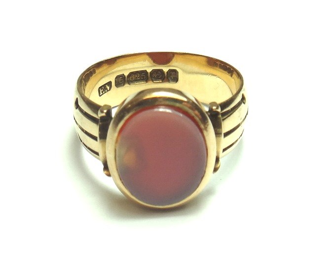 Appraisal: A Victorian ct gold and sardonyx set oval signet ring