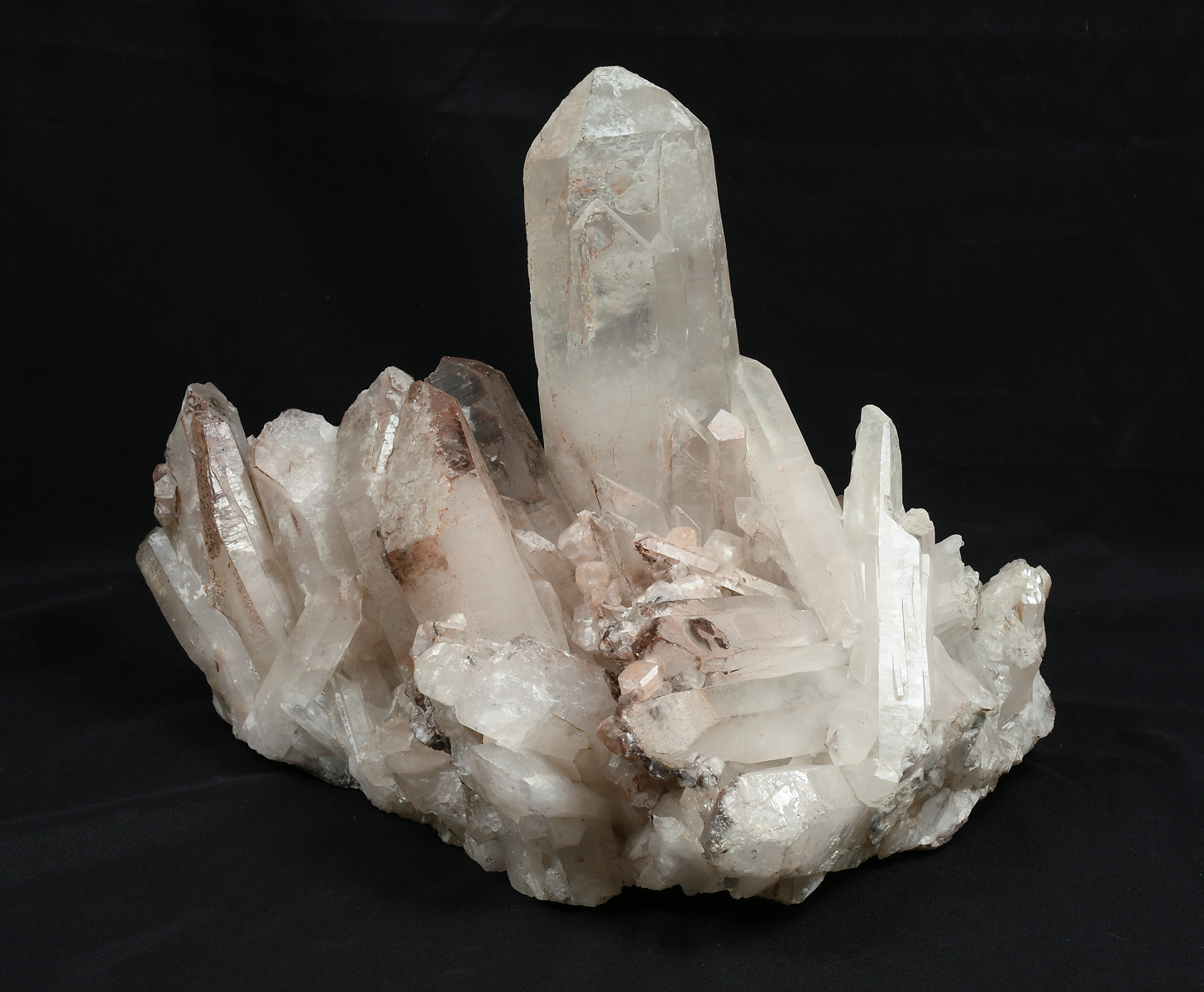 Appraisal: LB QUARTZ CRYSTAL CLUSTER Beautiful cluster of quartz crystals with