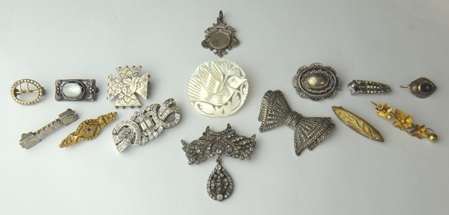 Appraisal: A ct gold bar brooch designed as a row of