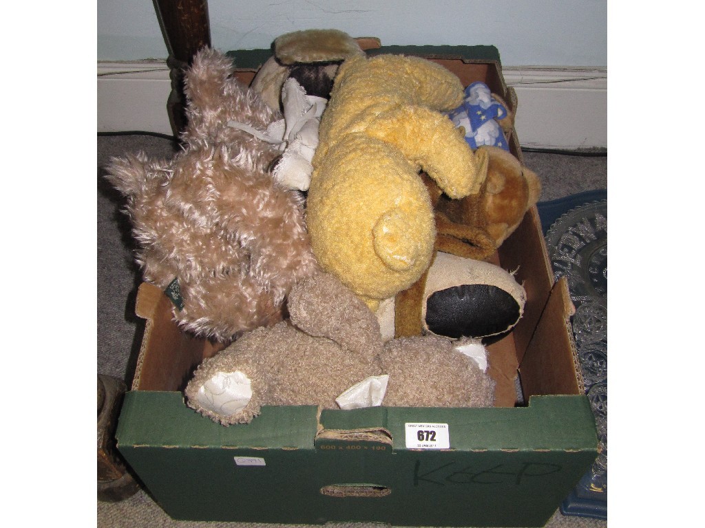 Appraisal: Box of assorted cuddle toys etc