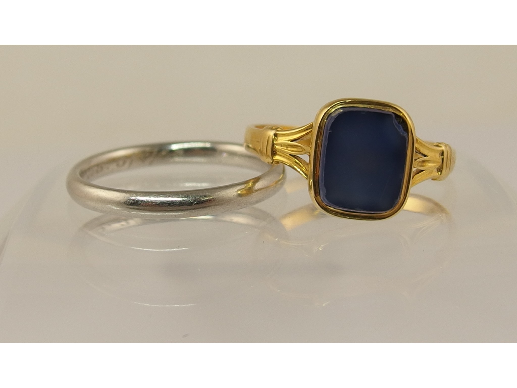 Appraisal: A platinum wedding band and a Victorian yellow metal agate