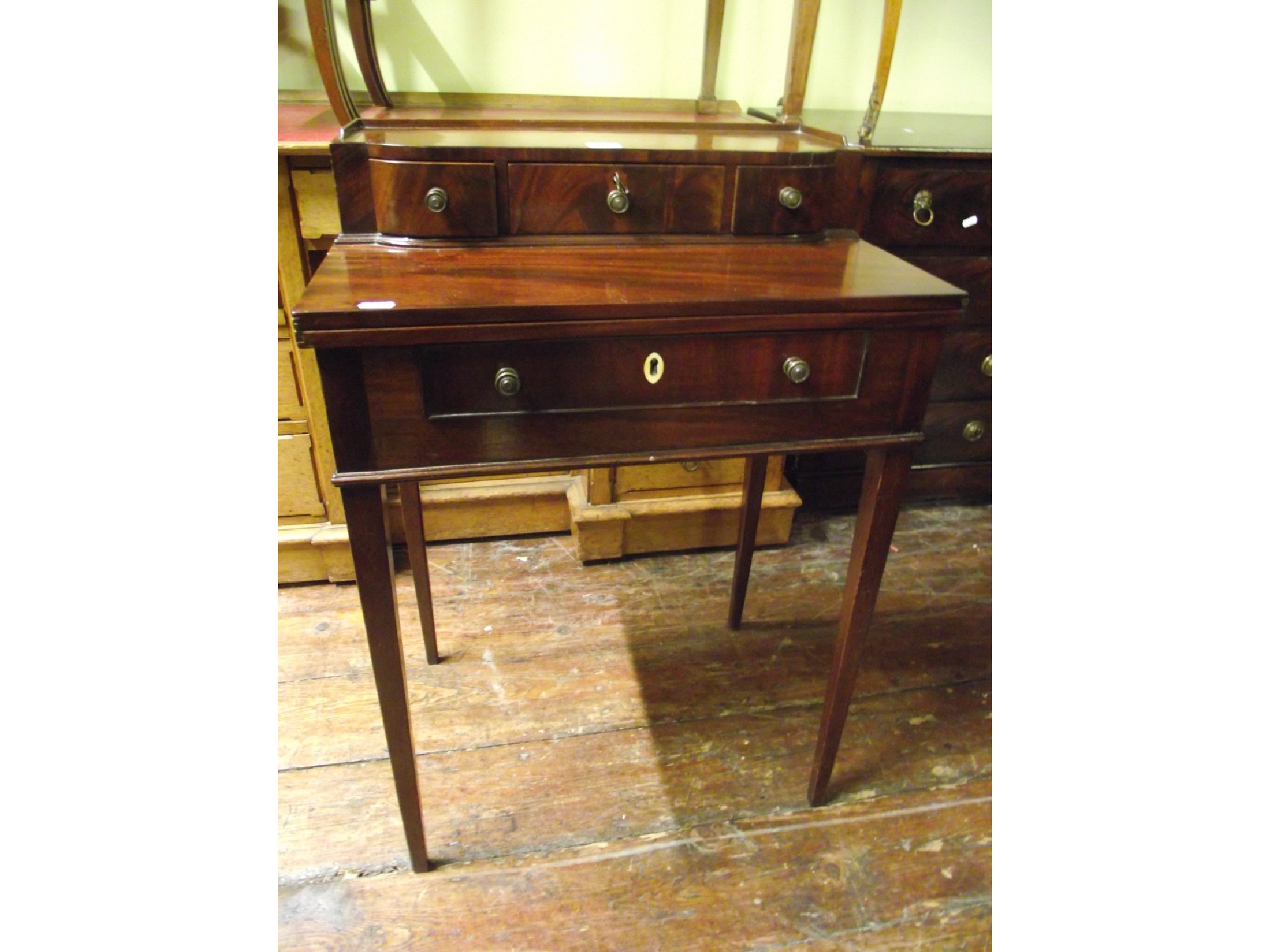 Appraisal: A small Edwardian ladies bonheur du jour in mahogany with