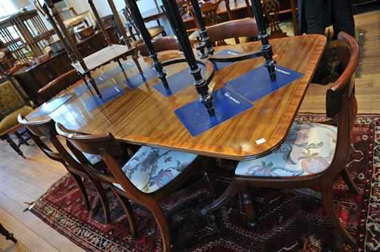 Appraisal: A REGENCY-STYLE EXTENDING DINING TABLE WITH TWO SPARE LEAVES