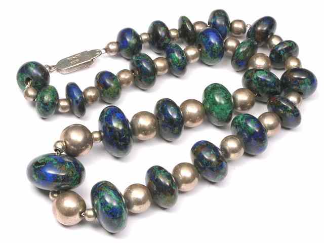 Appraisal: A MALACHITE AND LAPIS LAZULI GRADUATED NECKLACE with silver beads