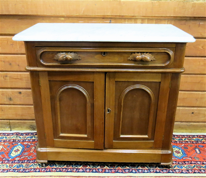 Appraisal: A VICTORIAN MARBLE-TOP WALNUT COMMODE American c having a rectangular