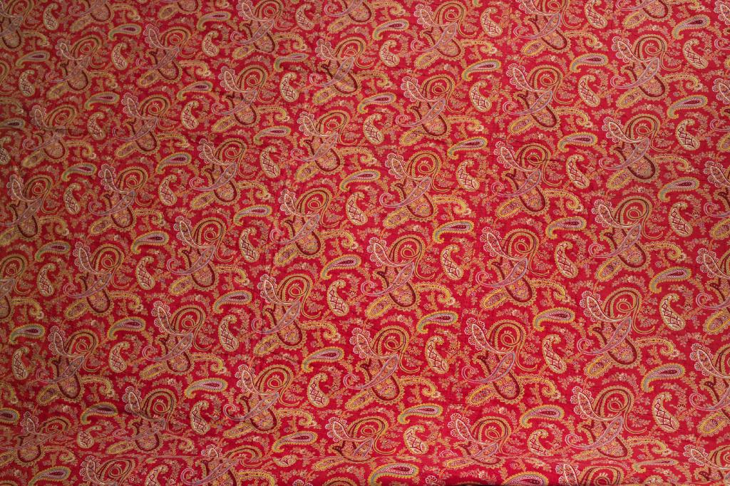 Appraisal: th CENTURY PAISLEY QUILT decorated with botehs in shades of