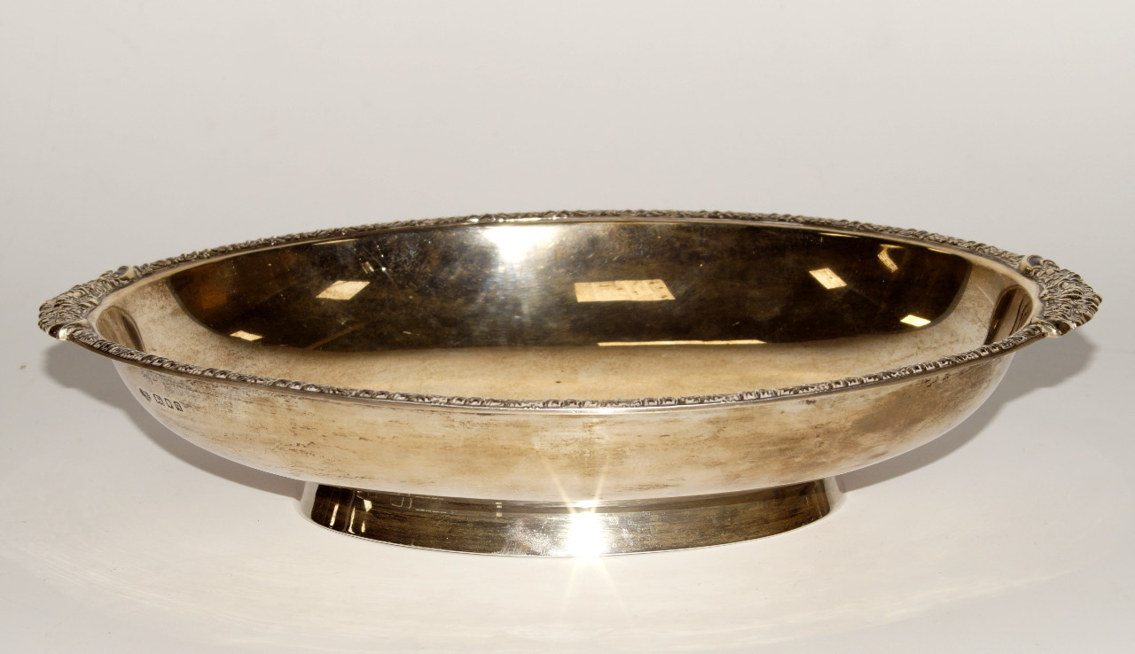 Appraisal: A George V silver oval dish with decorative gadrooned flowerhead