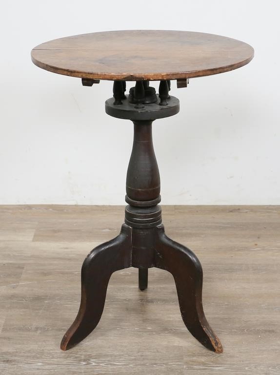 Appraisal: FEDERAL TILT TOP TEA TABLEFederal tilt top tea table Late