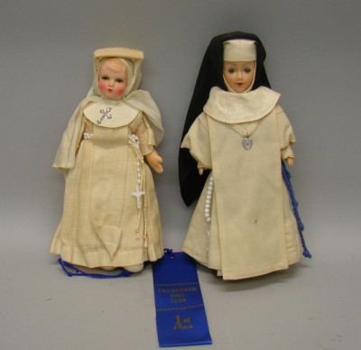 Appraisal: Pair of Nursing Nun dolls Nun dressed in an all