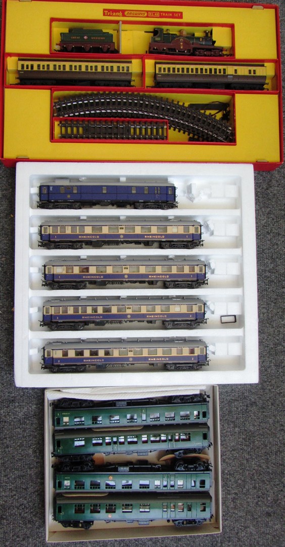 Appraisal: A Triang H gauge RS train set a Trix coach