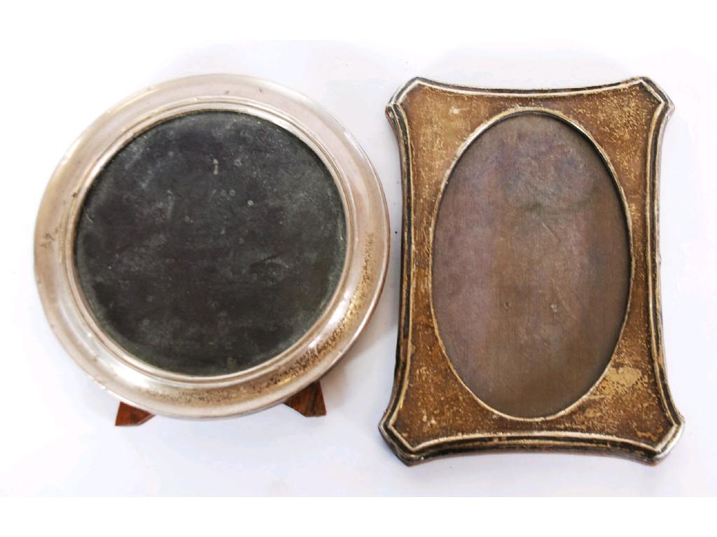 Appraisal: GEORGE V SILVER CIRCULAR PHOTOGRAPH FRAME with easel support in