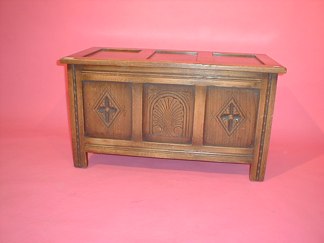 Appraisal: A reproduction oak coffer