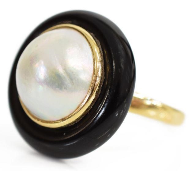 Appraisal: Estate kt yellow gold tested ring central mabe pearl framed