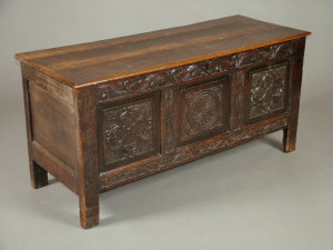 Appraisal: An oak coffer early th century the hinged top of