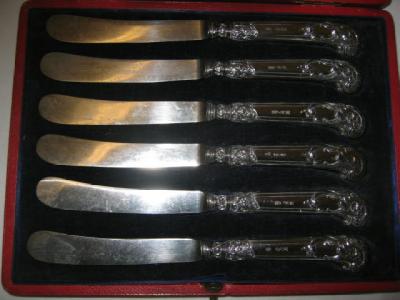 Appraisal: A SET OF SIX EDWARDIAN TEA KNIVES the pistol grip