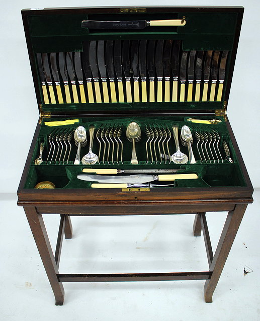 Appraisal: A CANTEEN OF OLD ENGLISH PATTERN SILVER PLATED CUTLERY consisting