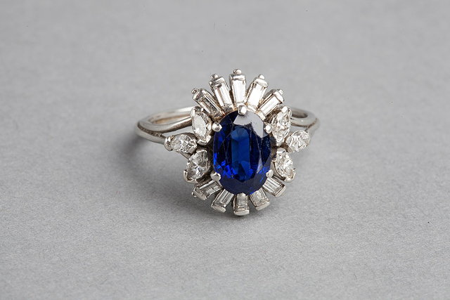 Appraisal: A SAPPHIRE AND DIAMOND SET DRESS RING oval sapphire set