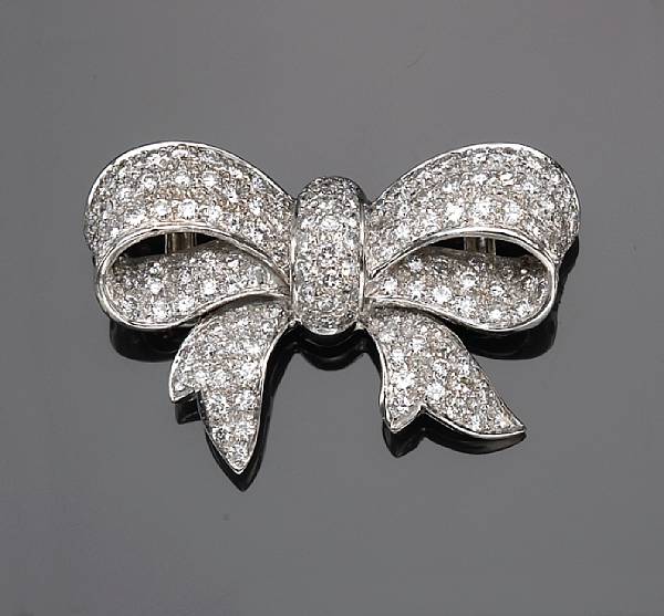 Appraisal: A diamond pendant-enhancer in the form of a bow estimated