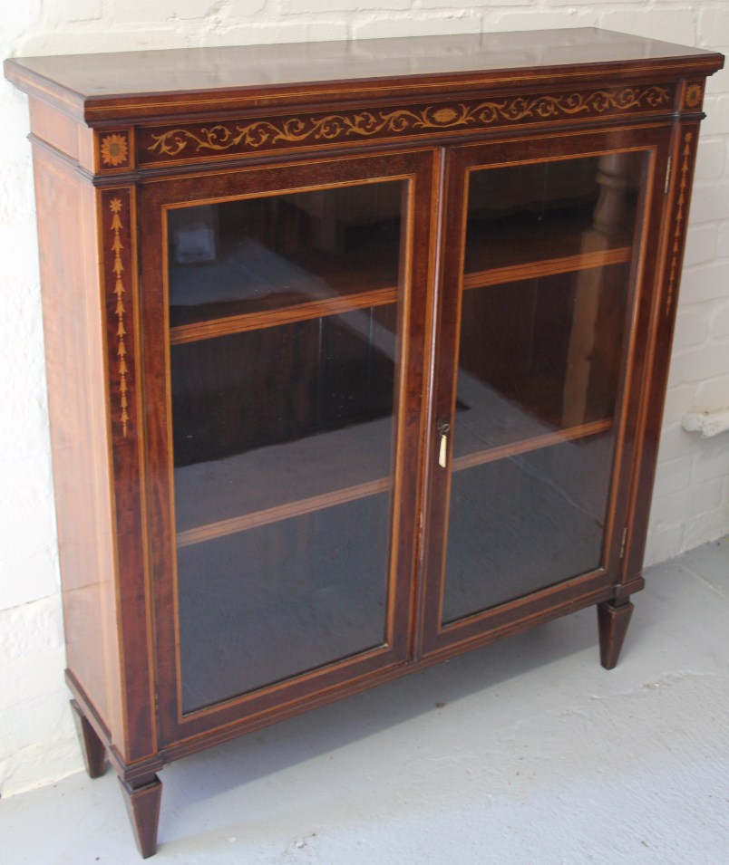 Appraisal: An Edwardian mahogany freestanding bookcase the rectangular overhanging top with