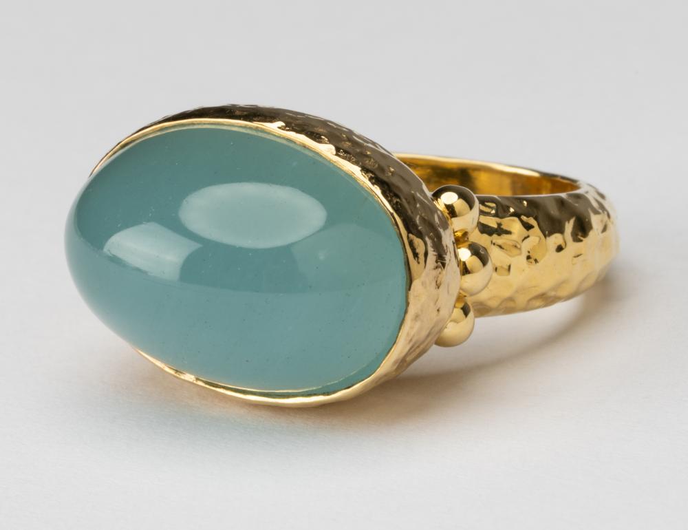 Appraisal: KARAT YELLOW GOLD AQUAMARINE RINGThe ring with hammered finish bezel