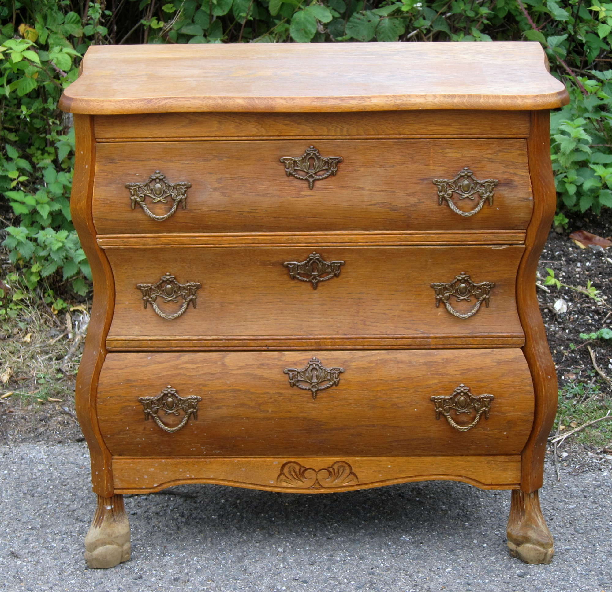 Appraisal: Oak bombe chest of three drawers