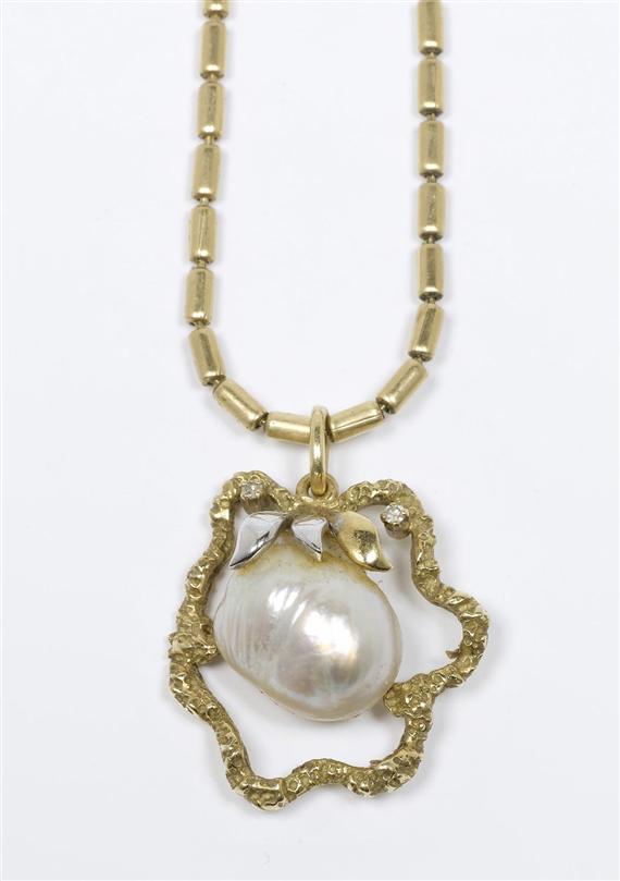 Appraisal: PEARL AND GOLD PENDANT WITH CHAIN Yellow gold Decorative pendant