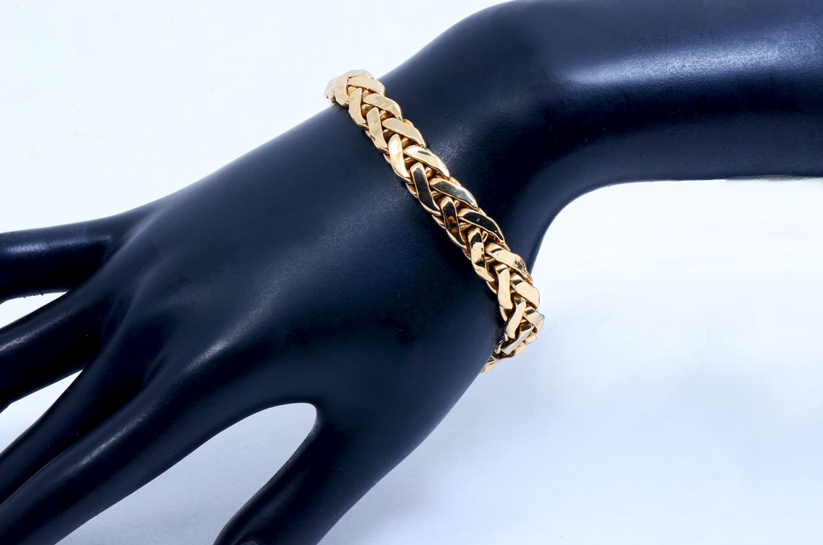 Appraisal: K CHEVRON LINK BRACELET K yellow gold bracelet of hollow