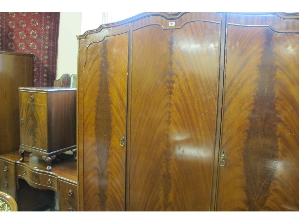 Appraisal: Mahogany bedroom suite four pieces and bed ends