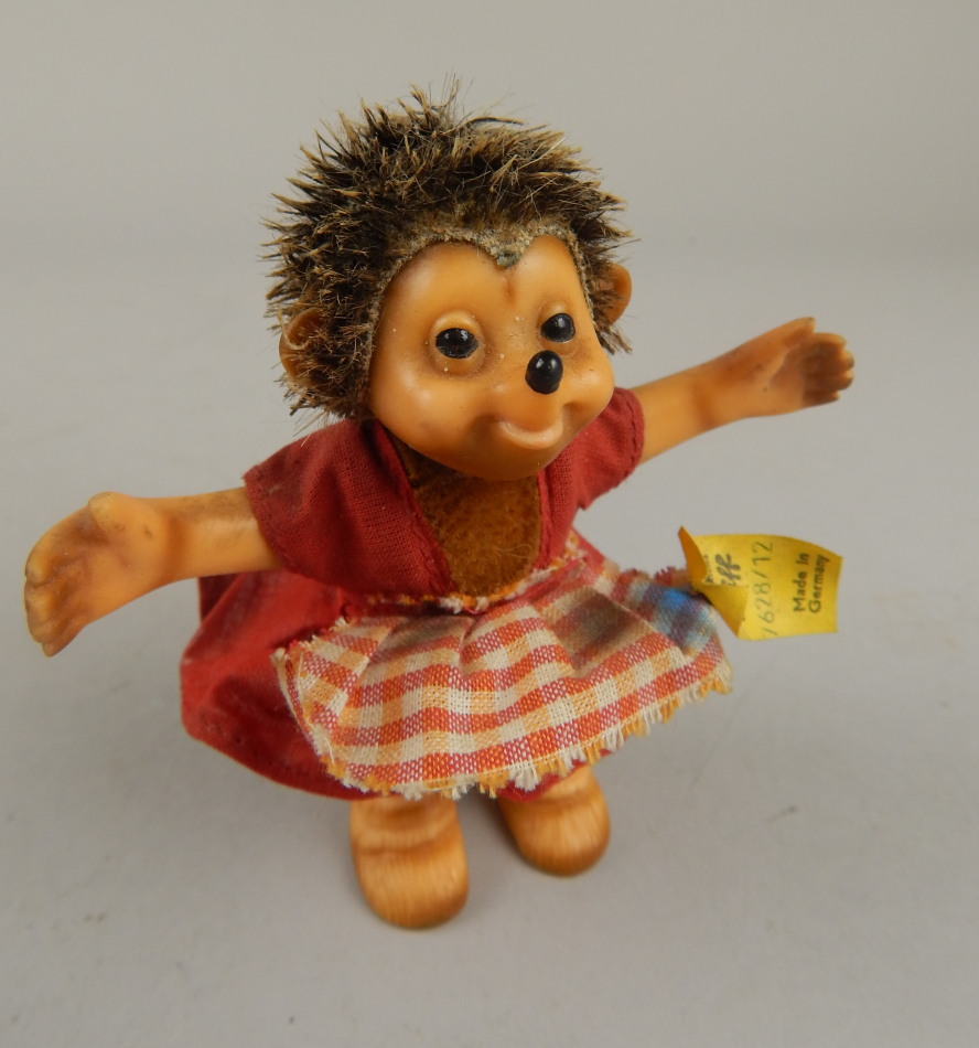 Appraisal: A Steiff Micki hedghog figure with button and label No