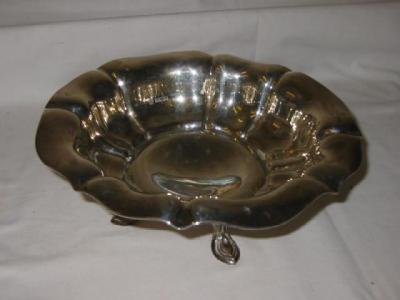 Appraisal: AN EDWARDIAN FRUIT DISH of shaped circular form with mildly