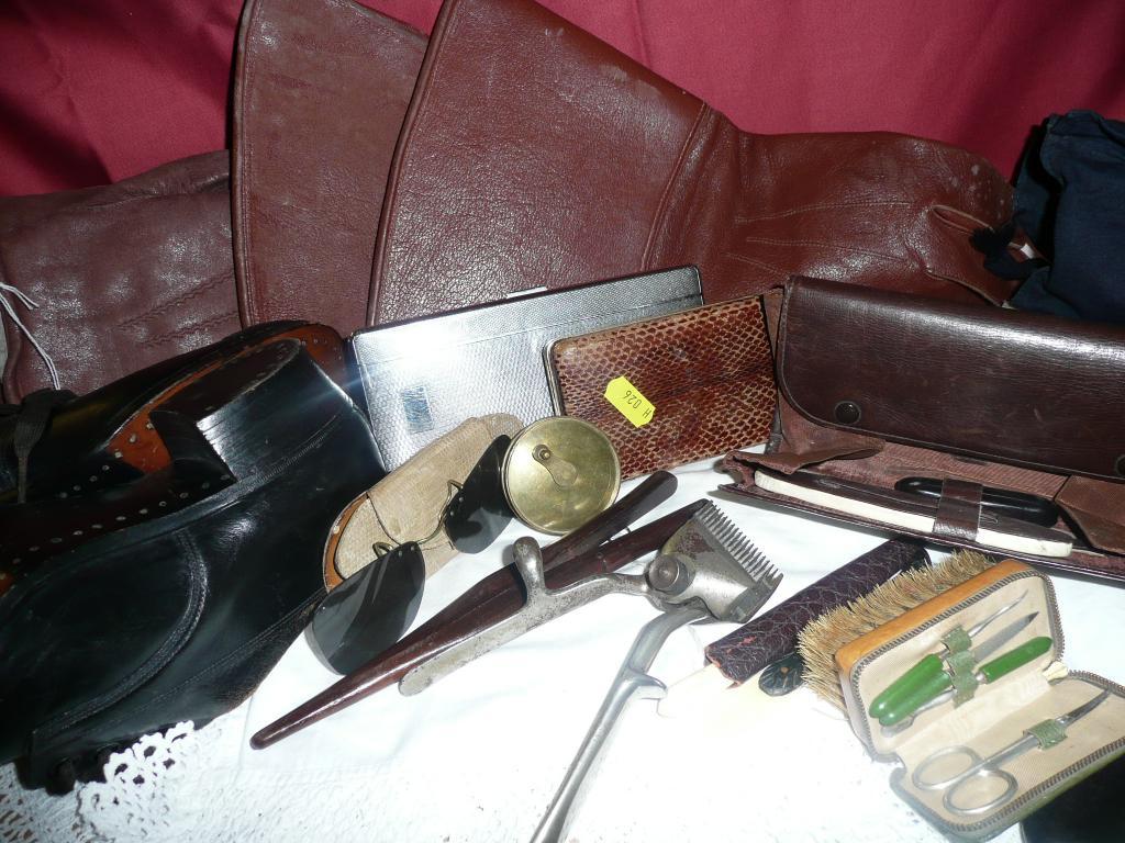 Appraisal: A gent's collection of vintage items including cigarette cases brass