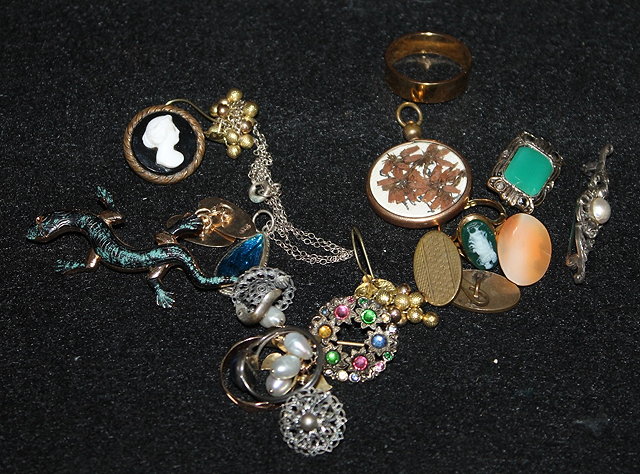 Appraisal: A SMALL QUANTITY OF MISCELLANEOUS JEWELLERY including rings brooches earrings