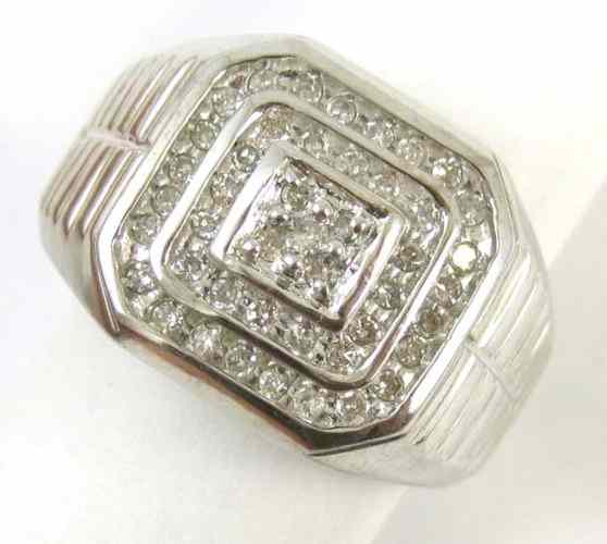 Appraisal: MAN'S DIAMOND AND WHITE GOLD RING k white gold set