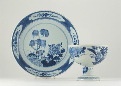 Appraisal: A Chinese blue and white saucer dish painted with peony