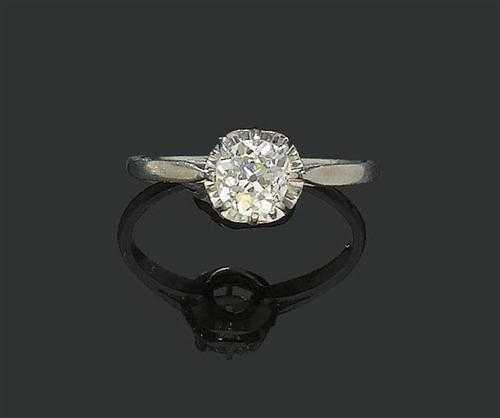 Appraisal: DIAMANT-RING Frankreich um Platin Dekoratives Solitaire-Modell mit Altschliff-Diamant von ca