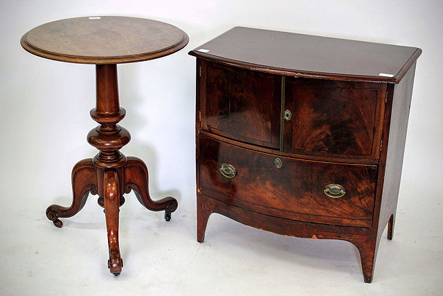 Appraisal: A VICTORIAN MAHOGANY CIRCULAR TRIPOD TABLE with a turned stem