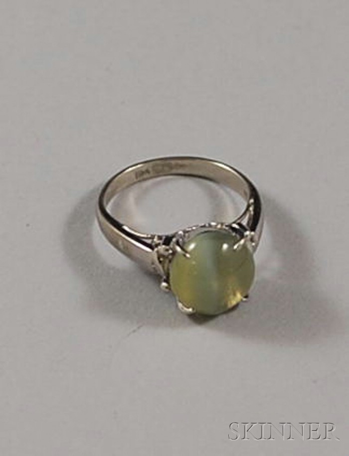 Appraisal: kt White Gold and Cat's-eye Chrysoberyl Ring prong-set with a