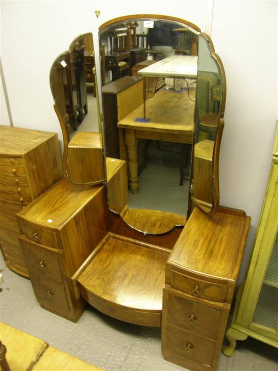 Appraisal: Walnut dressing table