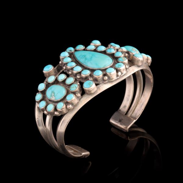 Appraisal: A STERLING AND TURQUOISE BRACELET ATTRIBUTED ZUNIThe unmarked sterling silver