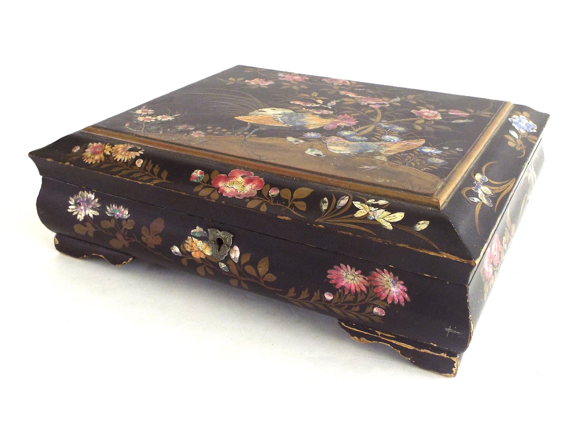 Appraisal: Early th century Japanese lacquered jewellery casket inlaid with mother