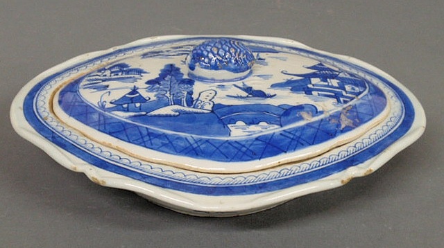 Appraisal: Oval blue and white Canton covered vegetable dish c h