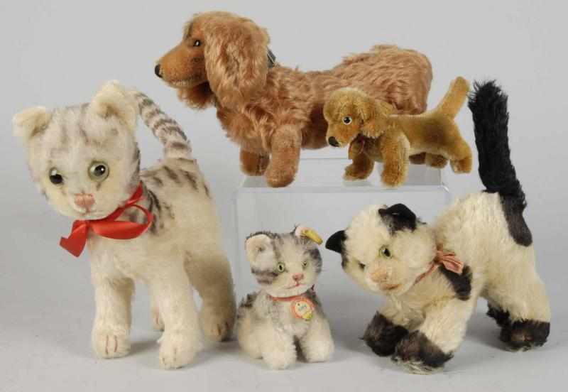 Appraisal: Lot of Steiff Mohair Animals Description Standing kitty with button