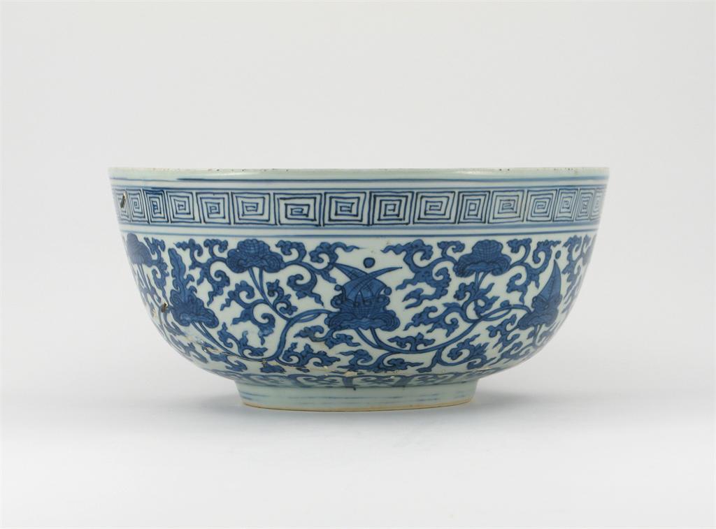 Appraisal: A large Chinese blue and white bowl