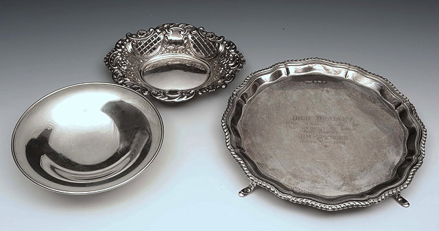 Appraisal: A SILVER SMALL SALVER with gadrooned piecrust border presentation inscription