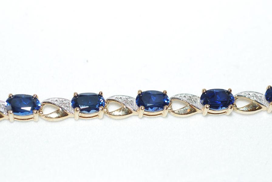 Appraisal: A SAPPHIRE AND DIAMOND BRACELET IN CT GOLD A SAPPHIRE