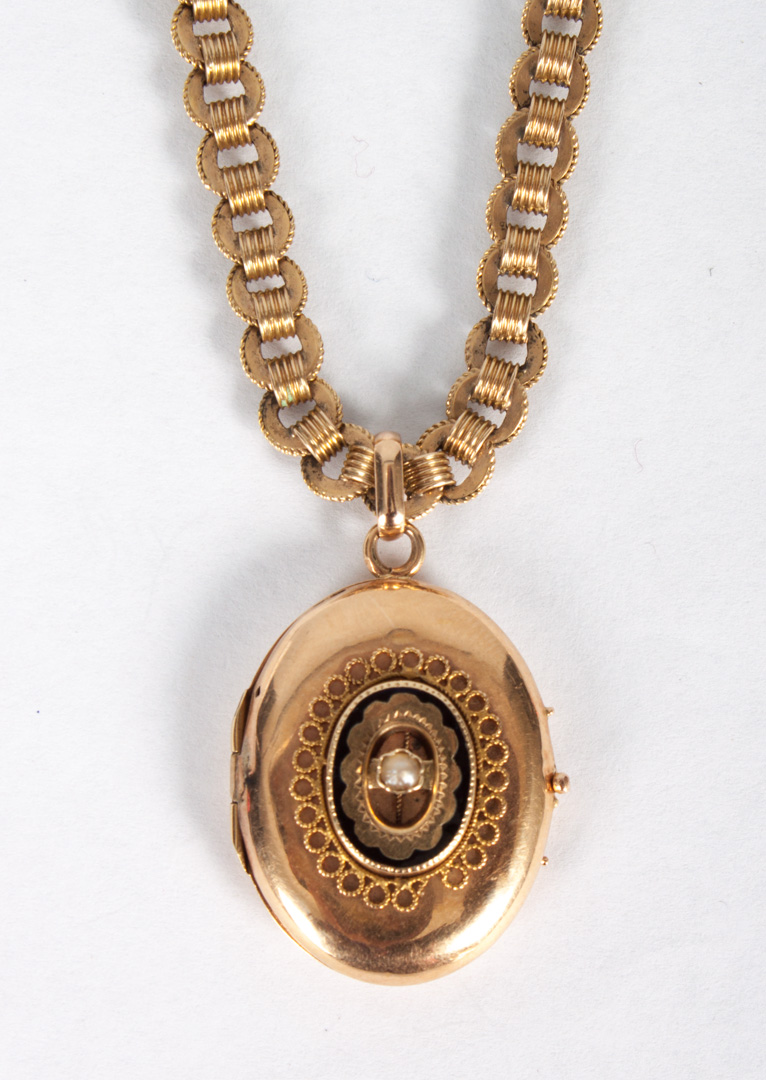 Appraisal: Victorian gold locket and gold chain link necklace both unmarked